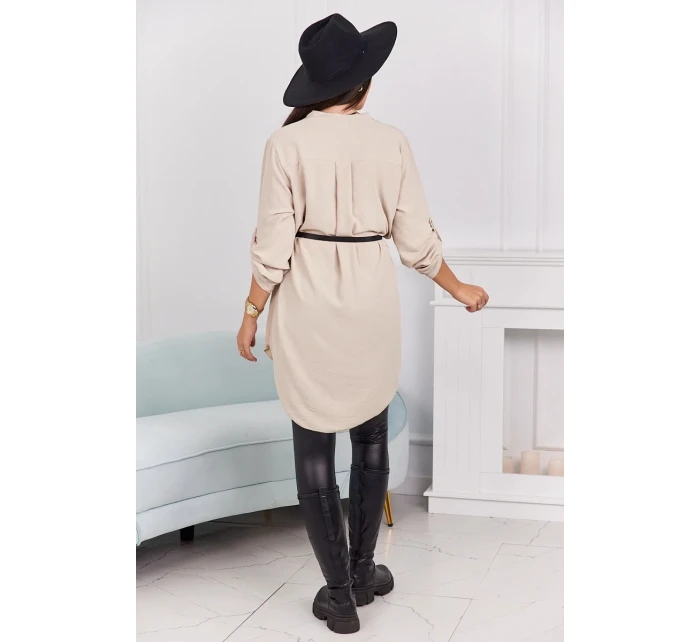 Šaty s dlhším chrbtom a pásom svetlo béžovej farby Šaty s dlhším chrbtom a pásom svetlo béžovej farby