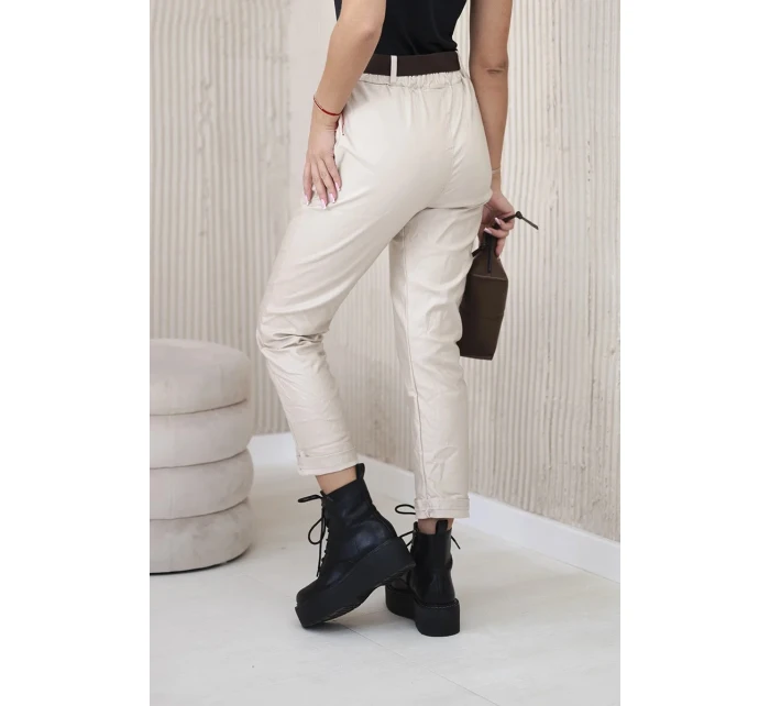 Voskované nohavice s opaskom béžovej farby