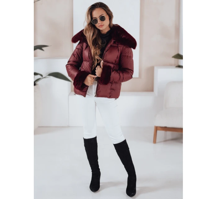 Dámská prošívaná krátká bunda s kožešinou vínová Dstreet model 21991228 - FashionStreet Dámská prošívaná krátká bunda s kožešinou vínová Dstreet model 21991228 - FashionStreet