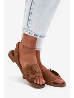 Kožené semišové sandály na nízkém podpatku s ozdobným květem Zazoo 407471 hnědé