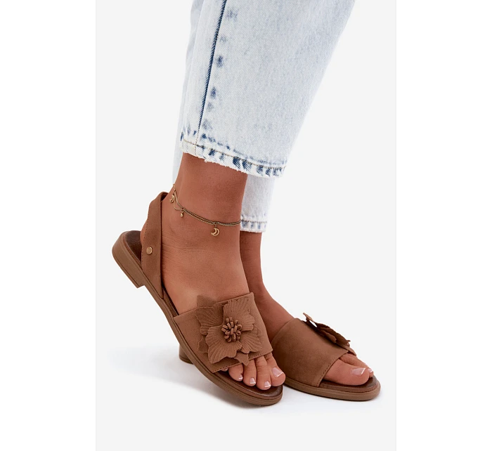 Kožené semišové sandály na nízkém podpatku s ozdobným květem model 22122946 hnědé - Zazoo