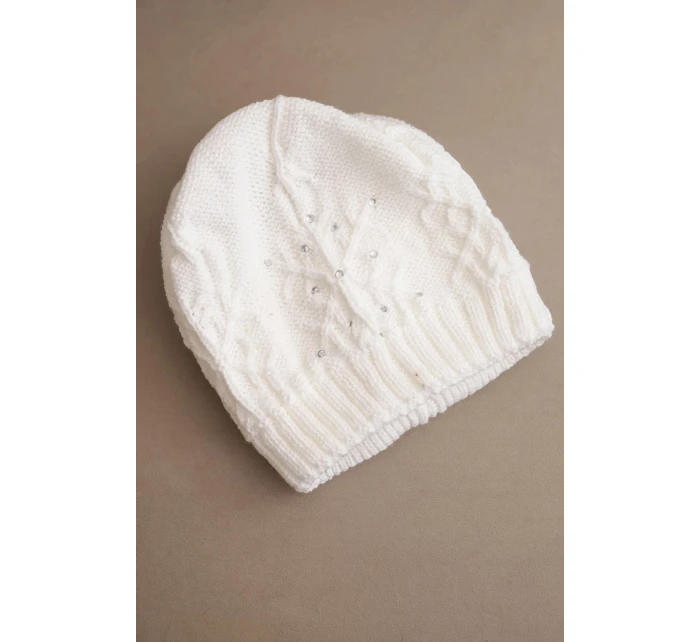 Dámska zimná čiapka z vlny a ozdobného úpletu s korálkami K470 biela Dámska zimná čiapka z vlny a ozdobného úpletu s korálkami K470 biela
