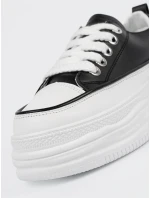 Exkluzívne čierno-biele dámske tenisky na platforme Exkluzívne čierno-biele dámske tenisky na platforme