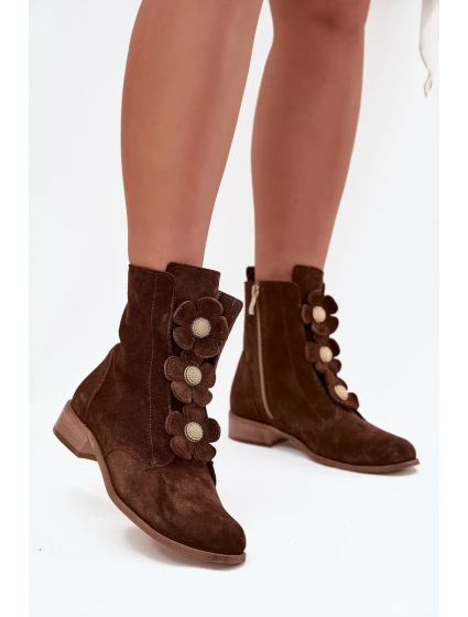 Semišové dámské kotníkové boty s ozdobnými květinami model 21707512 hnědé - Zazoo