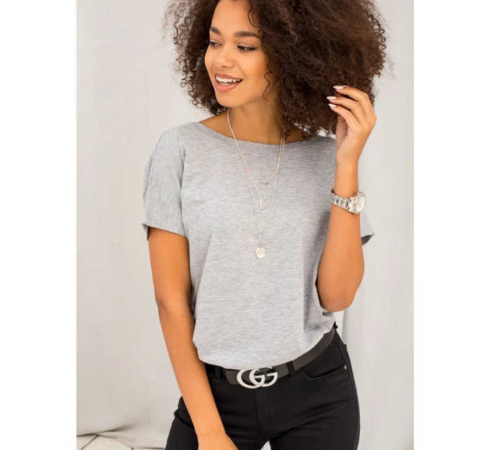 Šedé tričko se zadním výstřihem Šedé tričko se zadním výstřihem