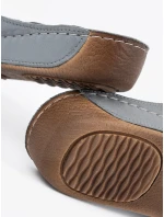 Luxusné dámske ponožky na plochom podpätku v šedej a striebornej farbe Luxusné dámske ponožky na plochom podpätku v šedej a striebornej farbe