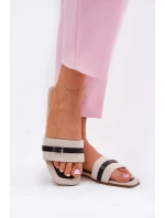 Ploché dámské sandály s páskem a přezkou béžové model 21689544 - Boto