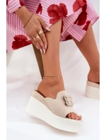 Klapki Na Platformie I Koturnie Z Ozdobą Beżowe Tanonea Klapki Na Platformie I Koturnie Z Ozdobą Beżowe Tanonea