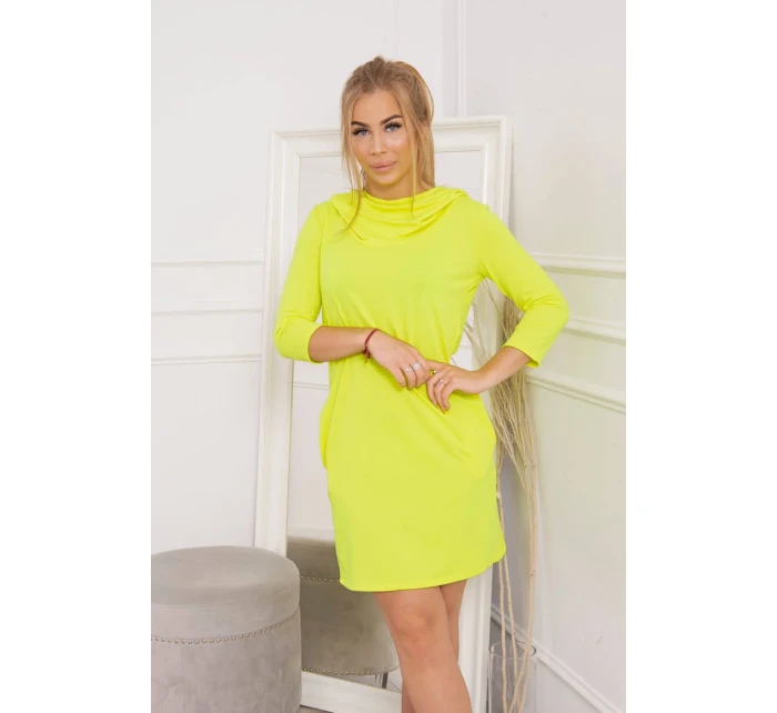 Šaty s kapucí a kapsami žluté neonové barvy Šaty s kapucí a kapsami žluté neonové barvy