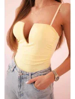 Dámska blúzka bez ramienok, s volánikmi a véčkovým výstrihom žltá Dámska blúzka bez ramienok, s volánikmi a véčkovým výstrihom žltá