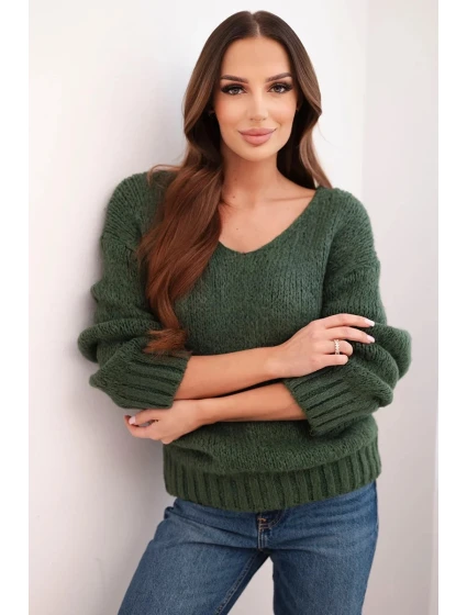 Dámsky sveter s výstrihom do V a vlnou v khaki farbe Dámsky sveter s výstrihom do V a vlnou v khaki farbe