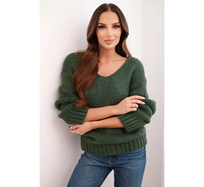 Dámsky sveter s výstrihom do V a vlnou v khaki farbe Dámsky sveter s výstrihom do V a vlnou v khaki farbe