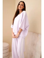 Dámsky viskózový maslový komplet so širokými nohavicami a voľnou blúzkou svetlo fialový