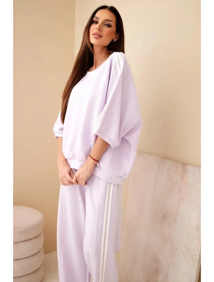 Dámsky viskózový maslový komplet so širokými nohavicami a voľnou blúzkou svetlo fialový