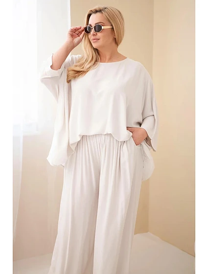 Dámsky plus size viskózový set so širokými nohavicami a blúzkou béžovej farby Dámsky plus size viskózový set so širokými nohavicami a blúzkou béžovej farby