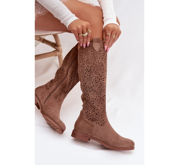 Dámské perforované kozačky na plochém podpatku model 21998034 Hnědé - S.Barski Dámské perforované kozačky na plochém podpatku model 21998034 Hnědé - S.Barski