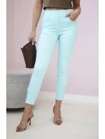 Farebné džínsové nohavice s mätovou mašľou
