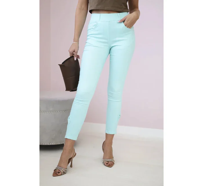 Farebné džínsové nohavice s mätovou mašľou