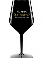KTO NEPIJE SO MNOU... nech sa napije sám! - čierny nerozbitný pohár na víno 470 ml