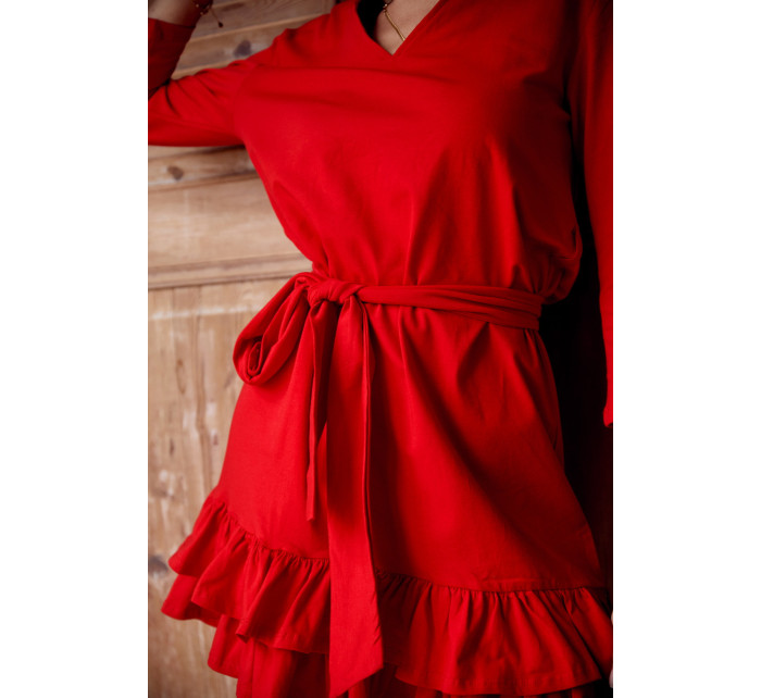 Jednoduché šaty s volánmi a červeným opaskom