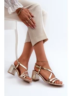 Sametové sandály na nízkém podpatku model 21661305 Zlaté - Maciejka