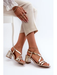 Sametové sandály na nízkém podpatku model 21661305 Zlaté - Maciejka