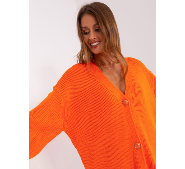 Oranžový sveter s výstrihom