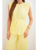 Dámska plisovaná súprava z viskózy s viazanou blúzkou a širokými nohavicami žltá