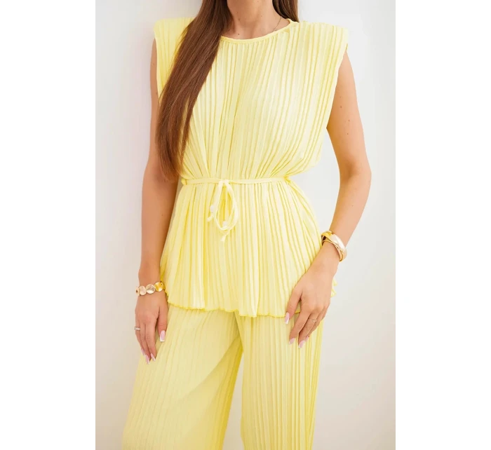Dámska plisovaná súprava z viskózy s viazanou blúzkou a širokými nohavicami žltá