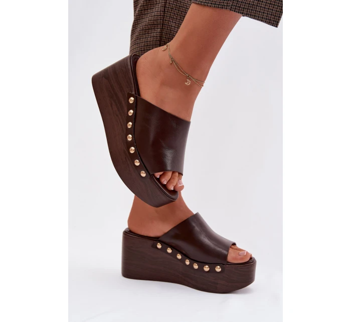 Dámské pantofle na platformě a platformě se zlatými knoflíky Čokoládové Farinelle