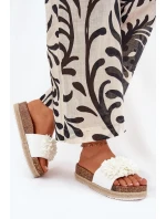 Dámske papuče na platforme s ozdobnými kvetmi - biele