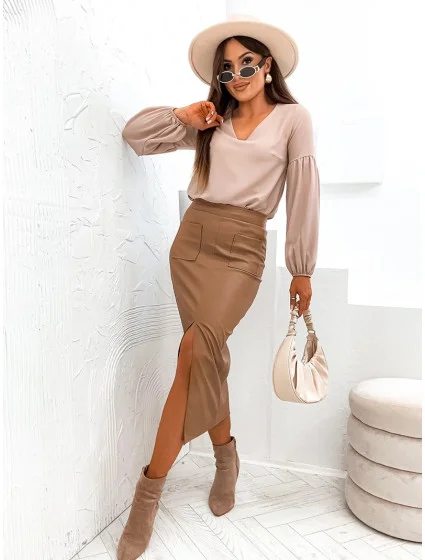 Dámska ceruzková sukňa ťavej farby z ekokože (82104)