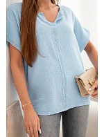 Dámska bavlnená blúzka oversize s výstrihom do V a čipkou modrá Dámska bavlnená blúzka oversize s výstrihom do V a čipkou modrá