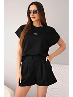 Dámský komplet z model 22147944 s halenkou a šortkami se záhyby černý - K-Fashion Dámský komplet z model 22147944 s halenkou a šortkami se záhyby černý - K-Fashion
