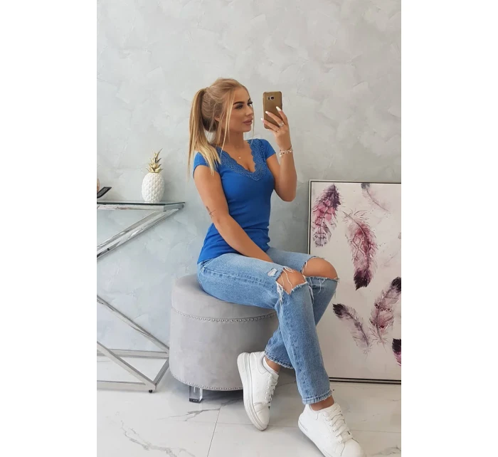 Blúzka s čipkovým výstrihom nevädze modrá