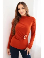 Dámska viskózna blúzka s volánom a ozdobnou sponou hnedá Dámska viskózna blúzka s volánom a ozdobnou sponou hnedá