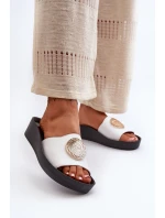 Zazoo 2920 Skórzane Klapki Damskie Na Koturnie Ze Złotym Detalem Białe Zazoo 2920 Skórzane Klapki Damskie Na Koturnie Ze Złotym Detalem Białe