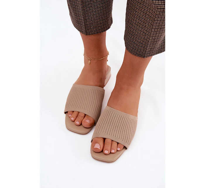 Materiálové dámské pantofle na plochém podpatku tmavě béžové model 22122687 - Boto