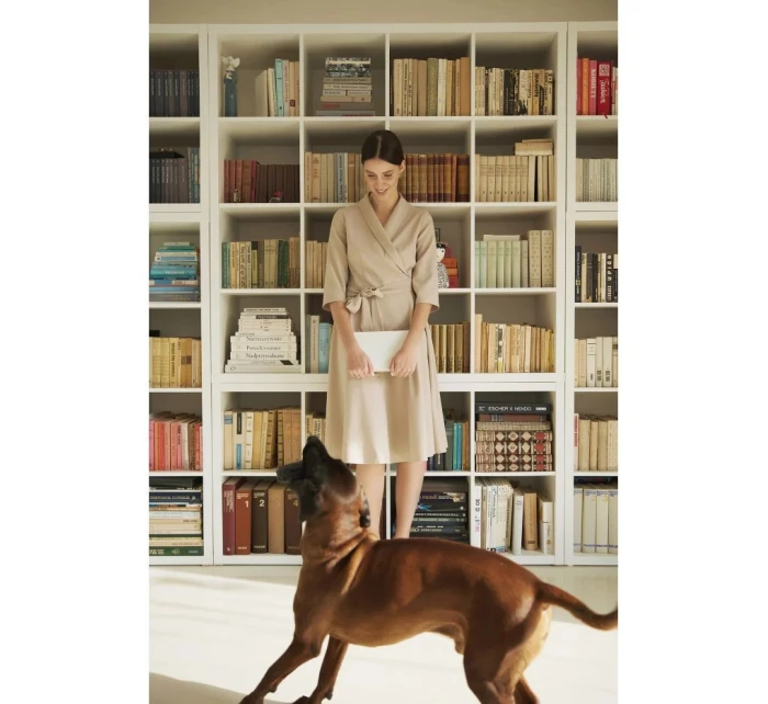 Zavinovací šaty se šálovým límcem model 21253417 béžové - BeWear