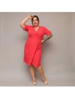 Dámske skladané obálkové šaty v koralovej farbe s dĺžkou po kolená (743)