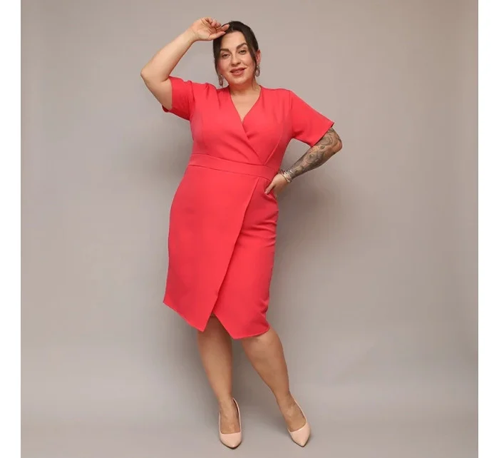 Dámske skladané obálkové šaty v koralovej farbe s dĺžkou po kolená (743)