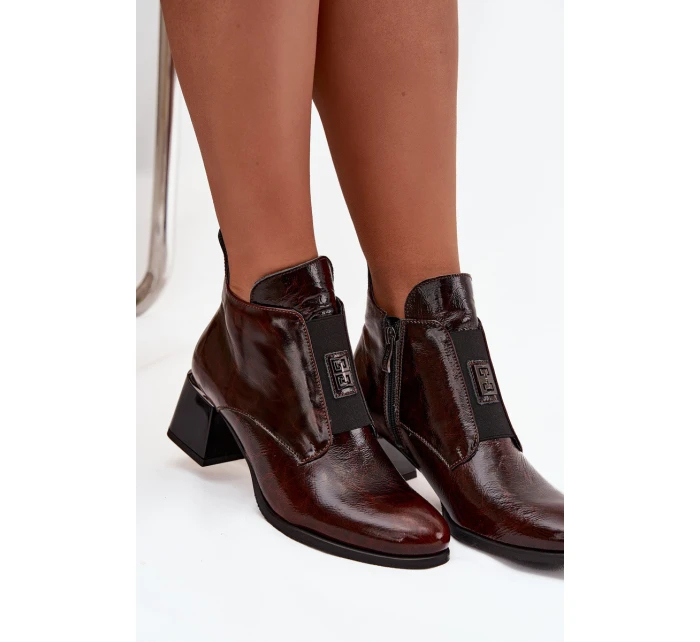 Kožené lakované kotníčkové boty na klínu s ozdobným detailem zateplené model 21712096 tmavě hnědé - Zazoo