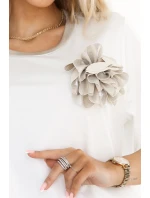 Pohodlná halenka s květinovou aplikací na  ECRU model 22077560 - numoco basic