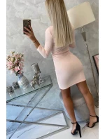 Přiléhavé šaty s výstřihem pudrově růžové Přiléhavé šaty s výstřihem pudrově růžové