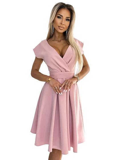 SCARLETT Rozšířené dámské šaty v pudrově růžové barvě s přeloženým obálkovým výstřihem a páskem model 19908587 - numoco
