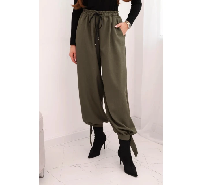Dámske nohavice so širokými nohavicami a khaki viazaním v spodnej časti Dámske nohavice so širokými nohavicami a khaki viazaním v spodnej časti