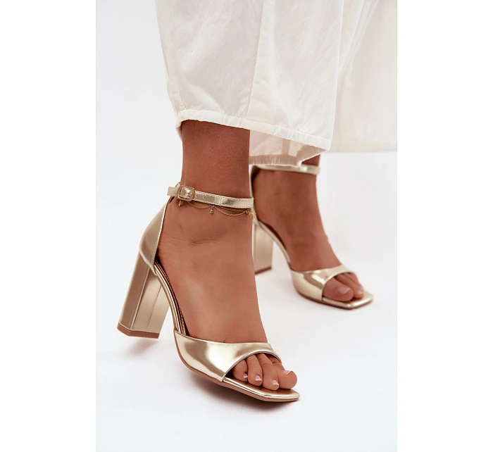 Dámské sandály na podpatku z umělé kůže zlaté model 22122813 - Boto