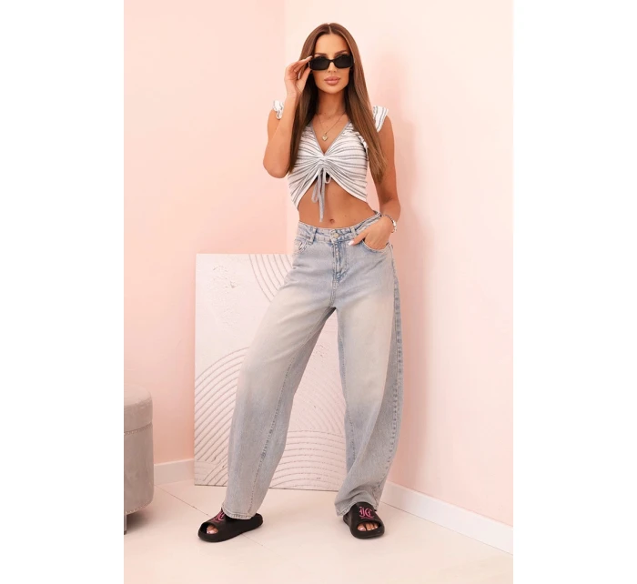 Dámska pruhovaná blúzka s volánikmi a volánikmi sivá