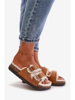 Dámské Pantofle S Přezkami A Kožíškem Camel model 21670224 - Boto Dámské Pantofle S Přezkami A Kožíškem Camel model 21670224 - Boto