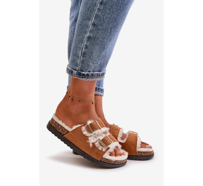 Dámské Pantofle S Přezkami A Kožíškem Camel model 21670224 - Boto Dámské Pantofle S Přezkami A Kožíškem Camel model 21670224 - Boto